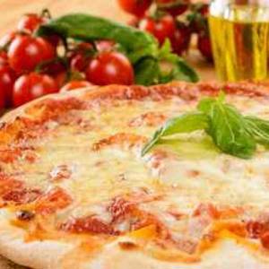 La foto della ricetta Pizza Classica di Tuduu adatta a Vegetariani, vegani, diete senza lattosio, pescetariani.
