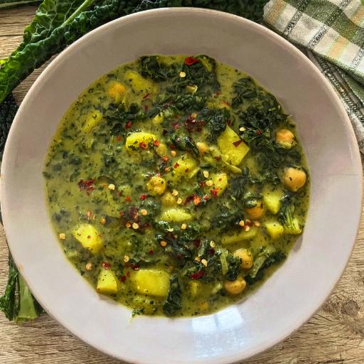 La foto della ricetta Zuppa di cavolo nero al curry di MescolaBene adatta a Vegetariani, vegani, diete senza lattosio, diete senza glutine, pescetariani.