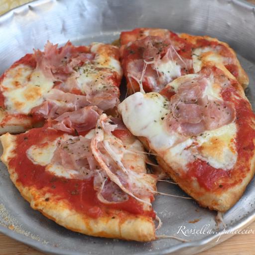 La foto della ricetta Pizza senza glutine con mozzarella e prosciutto cotto di Tuduu adatta a Diete senza glutine.