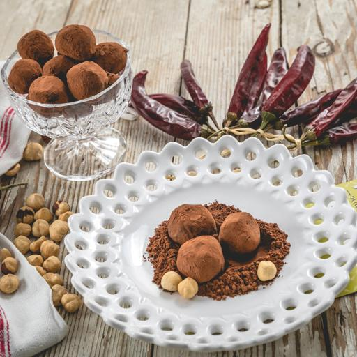 La foto della ricetta Tartufi cioccolato e peperoncino di CITRUS - l'Orto Italiano adatta a Vegetariani, diete senza glutine, pescetariani.