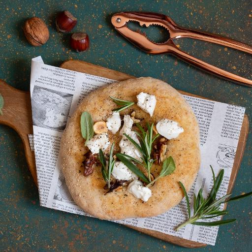La foto della ricetta Pizza integrale con burratina al tartufo, noci e nocciole di la cuoca eclettica 