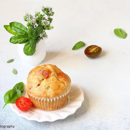 Muffin con scamorza, pomodori e olive